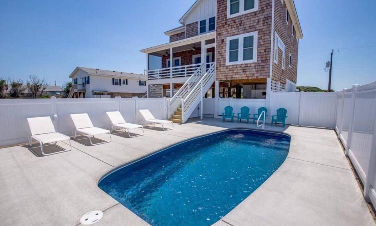 Colington Cottage | Catching Rays: Award-Winning Retreat + Pool