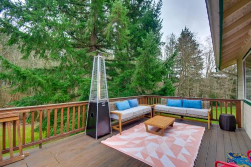 Rollingbay House | Central 4-Acre Cottage w/Deck: Walk to Bay!