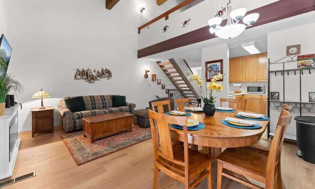 Carnelian Woods Condo | Central Townhome with Summer Pool and Walk to Lake!