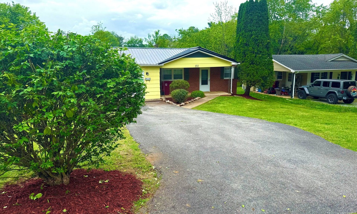 Johnson City House | Centralized Modern Home in Johnson City