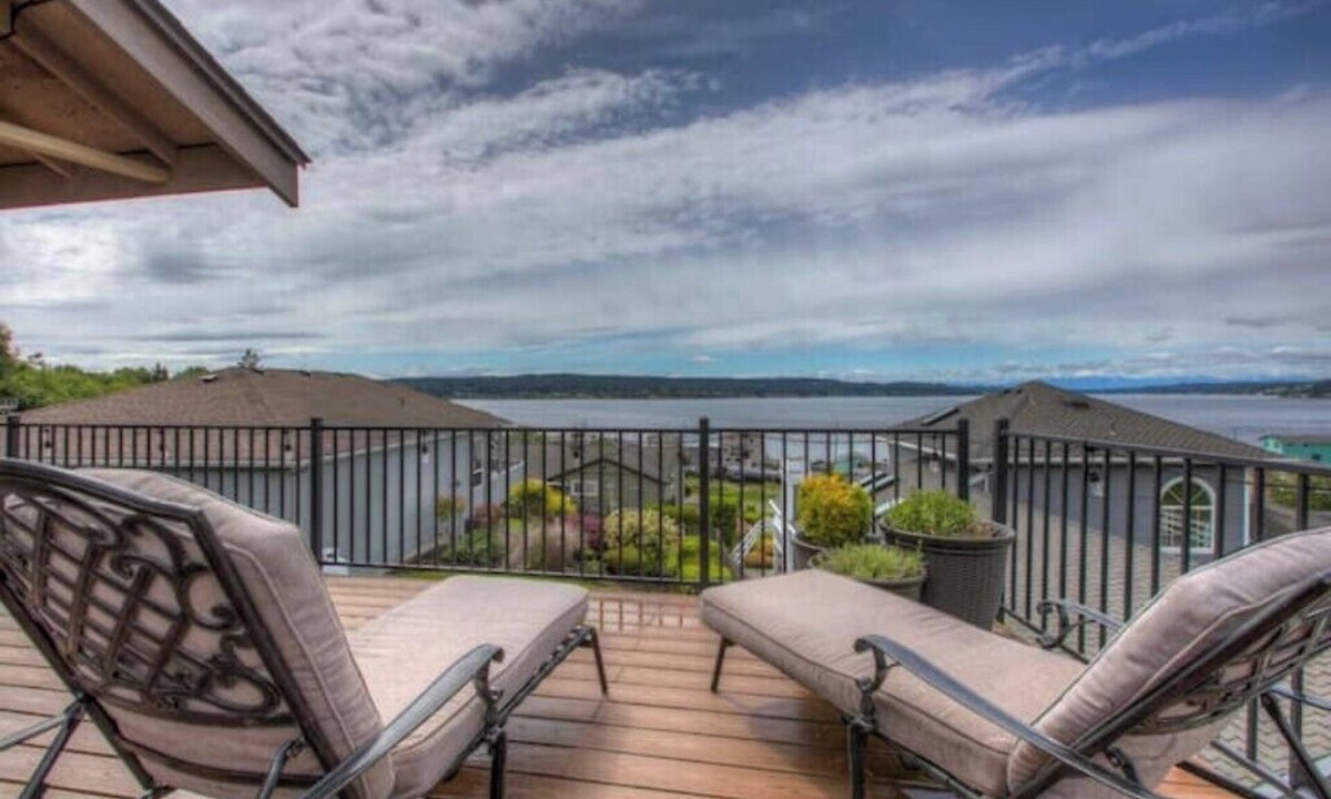 University Place House | Chambers Bay Getaway