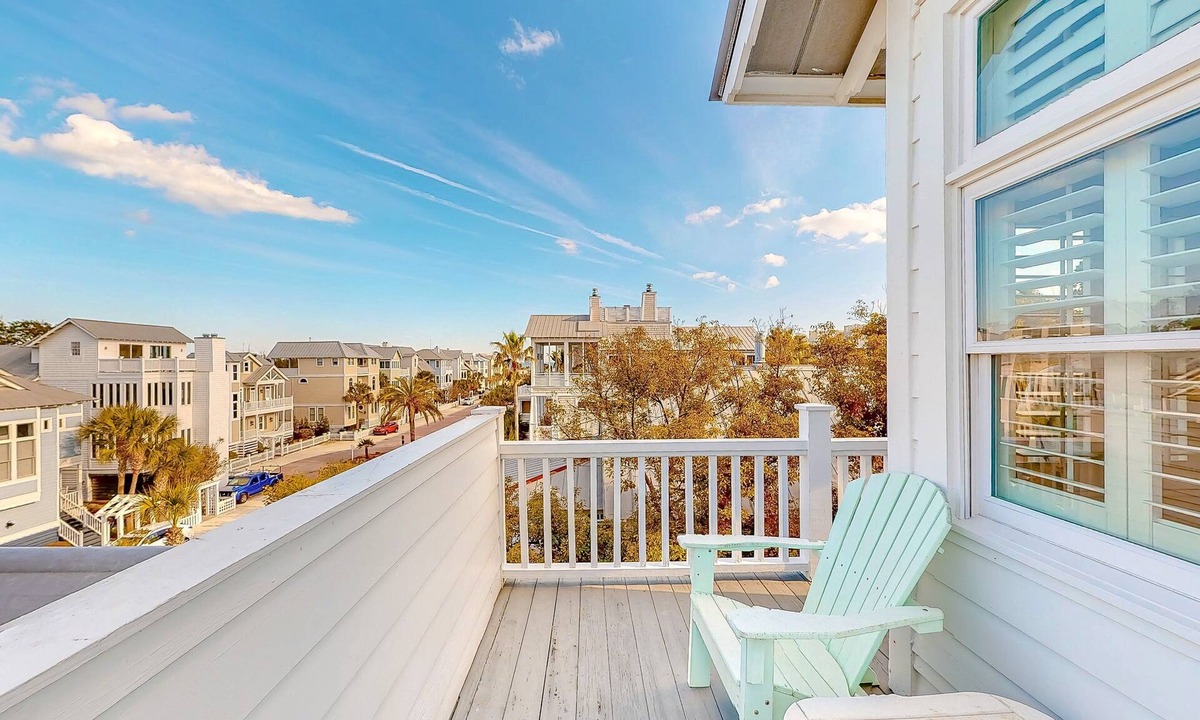 Saint Simons Island Cottage | Charleston-style cottage w/lovely decks, steps to the beach & pools