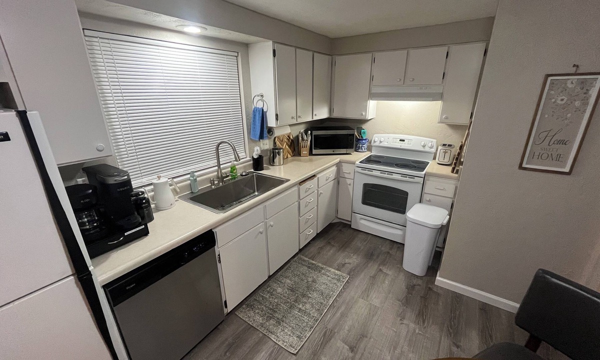Springfield House | Charming and relaxing 2-bedroom house in quaint Springfield with AC. Sleeps 6.