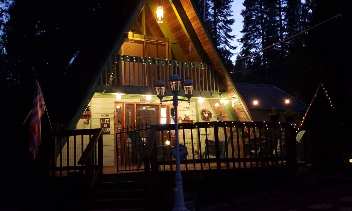 Peninsula Village Ski Chalet | Charming Cabin - Lake Almanor Peninsula - 2 blocks from the Lake!