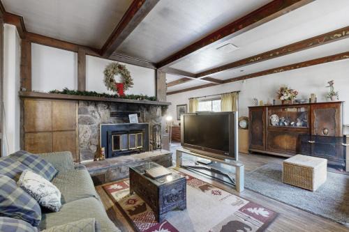 Woodlands House | Charming Cottage in Big Bear: 9 Mi to Bear Mtn