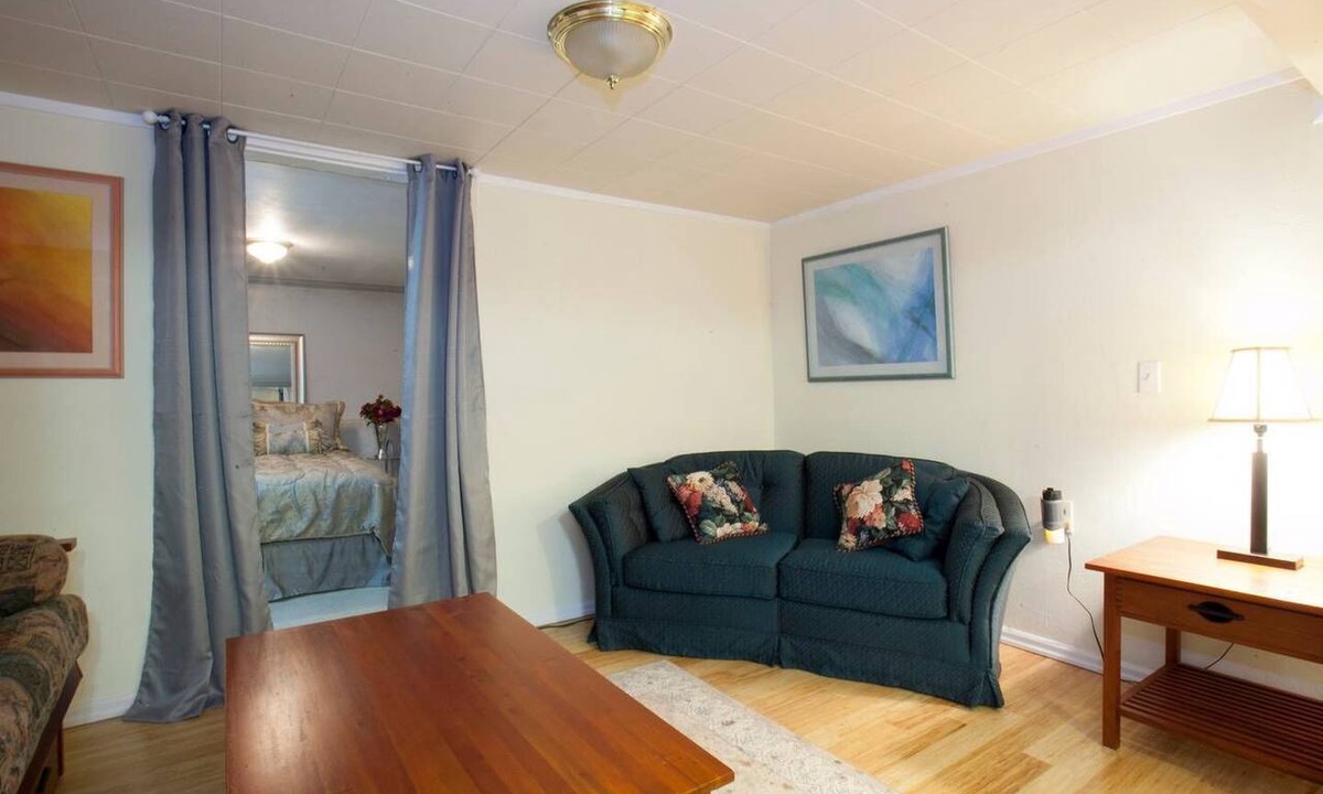 Historic Milwaukie Apartment | Charming Cozy Apartment Like Space in House - Corona safe environment