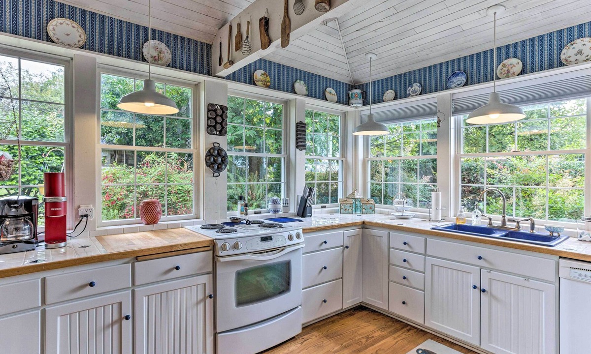 Federal Way Cottage | Charming Historic Retreat Near Poverty Bay!