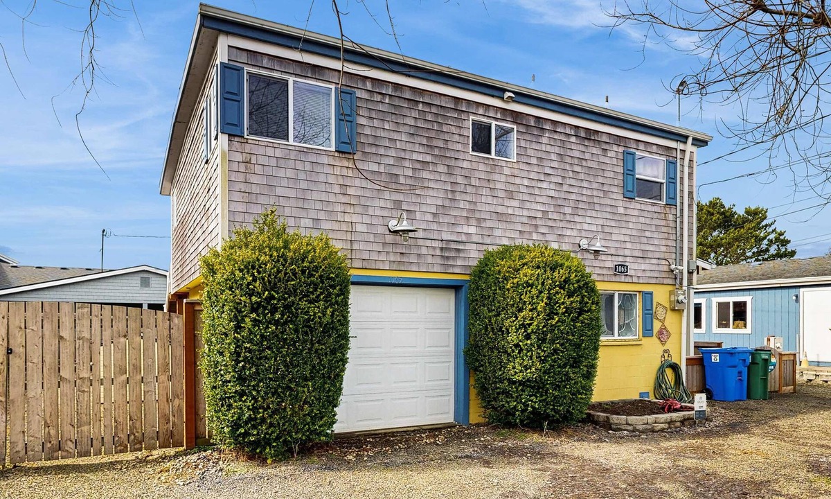 Rockaway Beach House | Charming modern home close to the beach with full kitchen WiFi and large deck