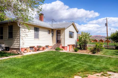 Tropic House | Charming Tropic Home by a Farm: Near Bryce Canyon!