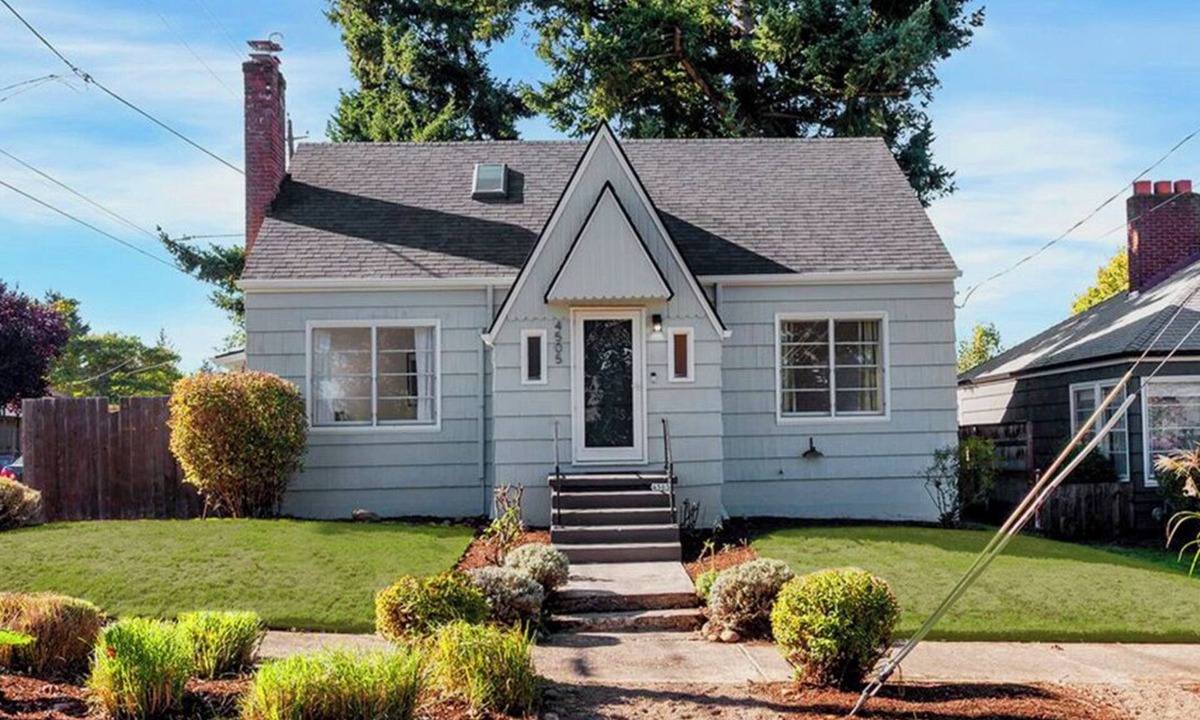 Beaumont - Wilshire House | Charming Tudor w/Fenced Yard in Walkable NE PDX
