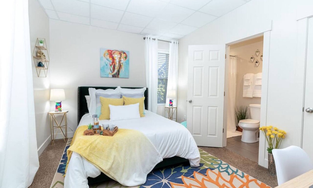 Central City Apartment | Cheery & Comfortable Apartment Near Downtown – Ideal for Extended Stays