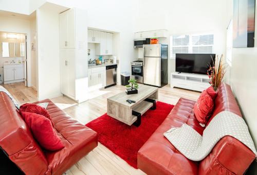 Wilshire Apartment | Chic 3-levels 3-Bedroom 2-Bath Loft by Hollywood with 2 Parking