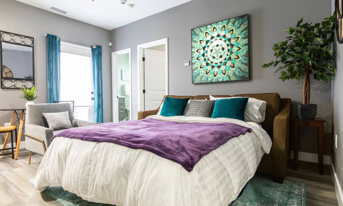 University Heights Apartment | Chic King Suite w/Balcony in Uni Heights