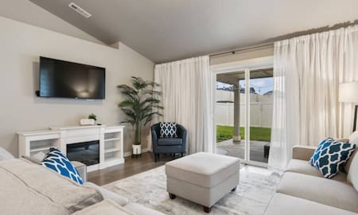 South Richland House | Chic Retreat in Prime Location