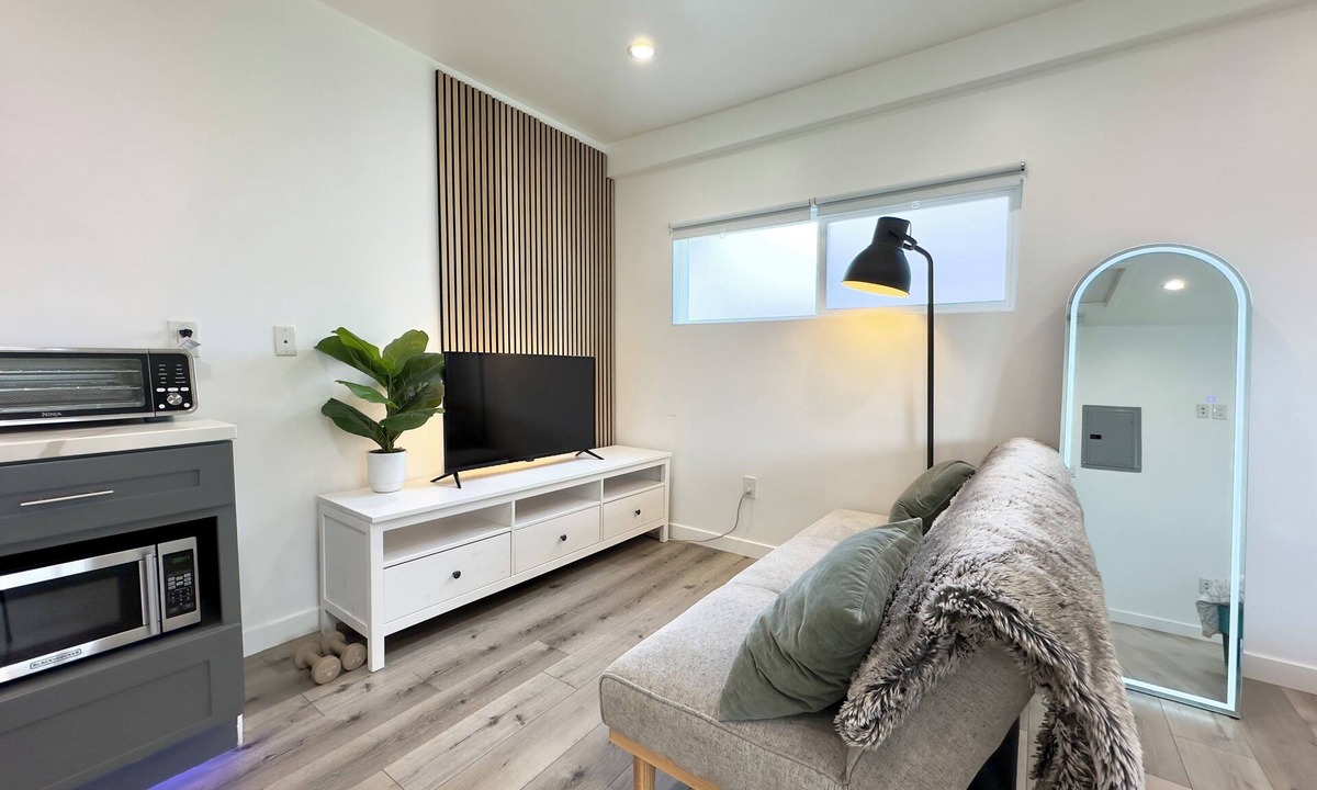 North Hollywood Apartment | Chic studio with AC and WiFi in fabulous Los Angeles
