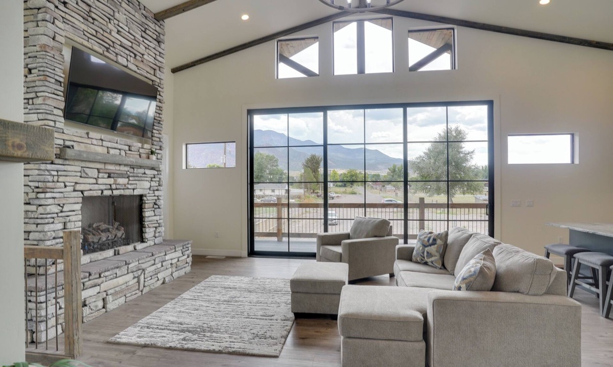 Annabella Cottage | Chic Utah Getaway w/Fireplace, Sauna & 2 Decks!