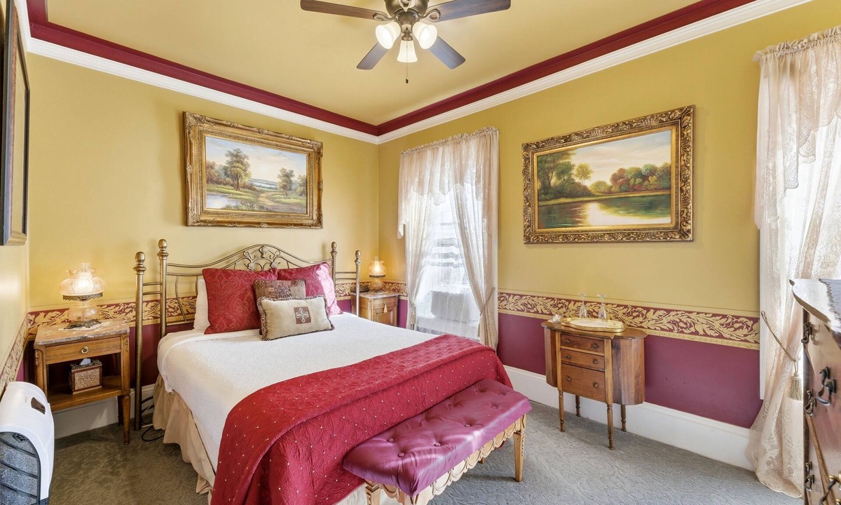 Heber Bed & Breakfast | Classic Victorian charm for simple stay in Boutique B&B