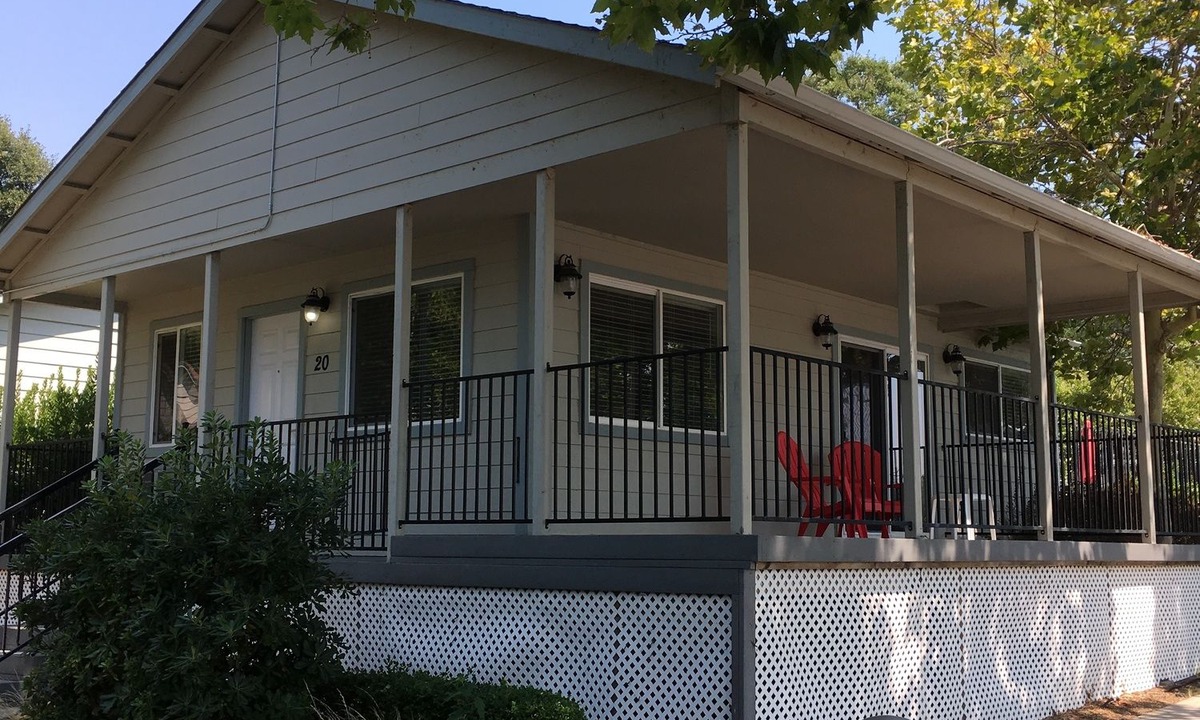 Clearlake Park Hotel | Clear Lake Cottages & Marina