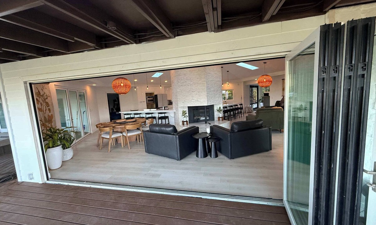 Garberville House | Cliff House- Avenue of the Giants- 6BD/4BA, Fire Pit, 2000 SF Deck with Views!