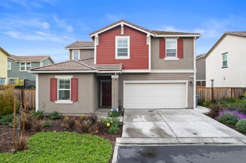 Santa Rosa House | Close to Graton, Sonoma State, Wineries, & Beaches
