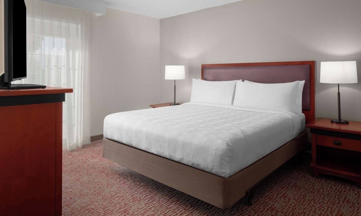 Downtown Hotel | Close to Heritage Theatre! Full Kitchen, Pets Are Welcome!