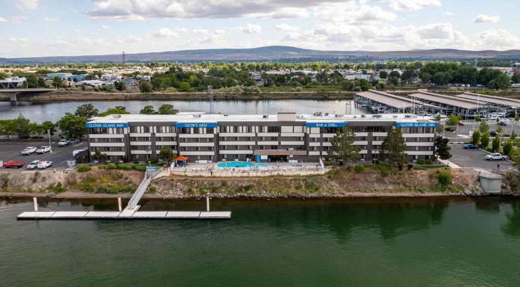 Kennewick Hotel | Clover Island Inn