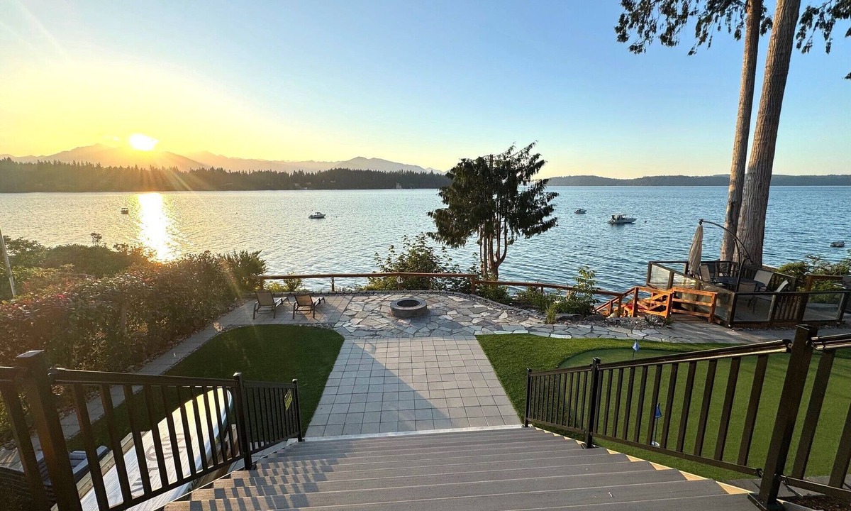 Seabeck House | Coasta Villa on Hood Canal-Beachfront/Mini-Golf