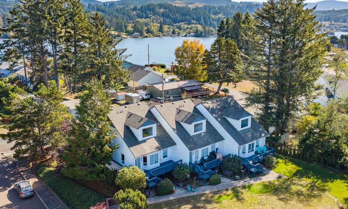 Lincoln City House | Coastal Retreat, walk to Lake, mins to Ocean, Casino, Shopping