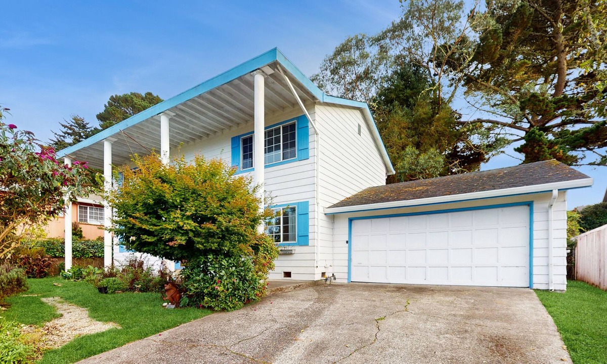 Humboldt Hill House | Colonial-style home w/fireplace, large yard, W/D - close to shopping & redwoods