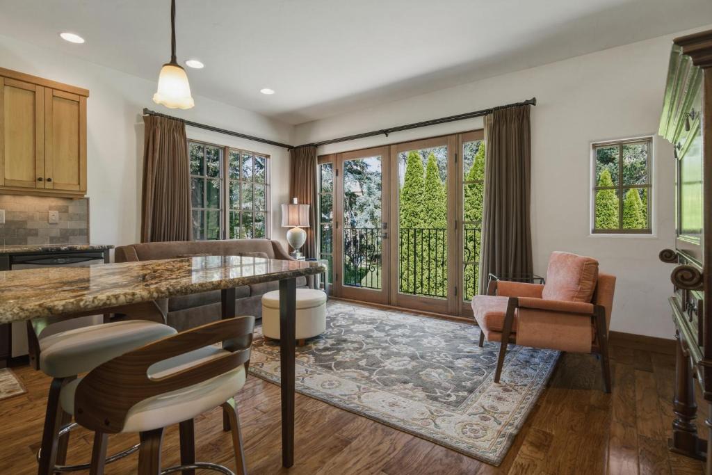 Hood River Hotel | Columbia Cliff Villas