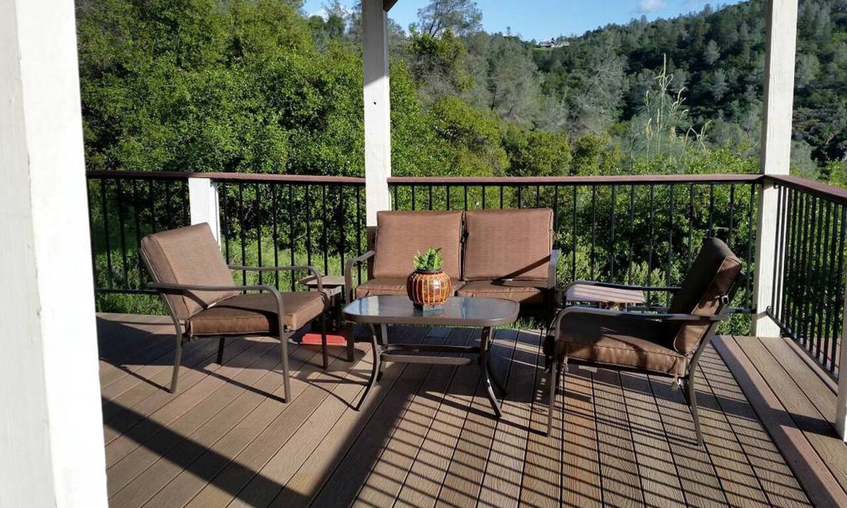 Penn Valley Cabin | Comfortable Upper Floor Mountain Getaway in Penn Valley, California