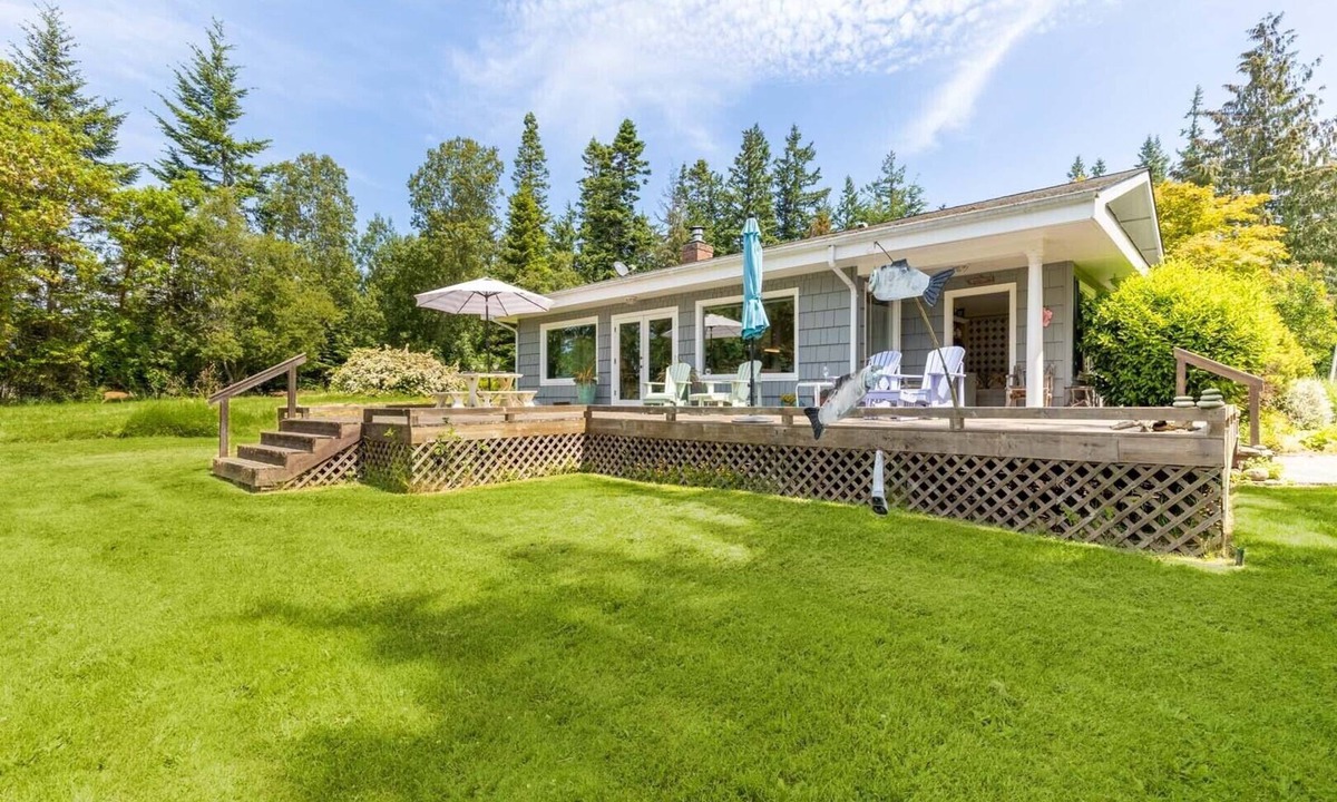 Freeland House | Comfy Coastal Cottage by AvantStay | Mountain View