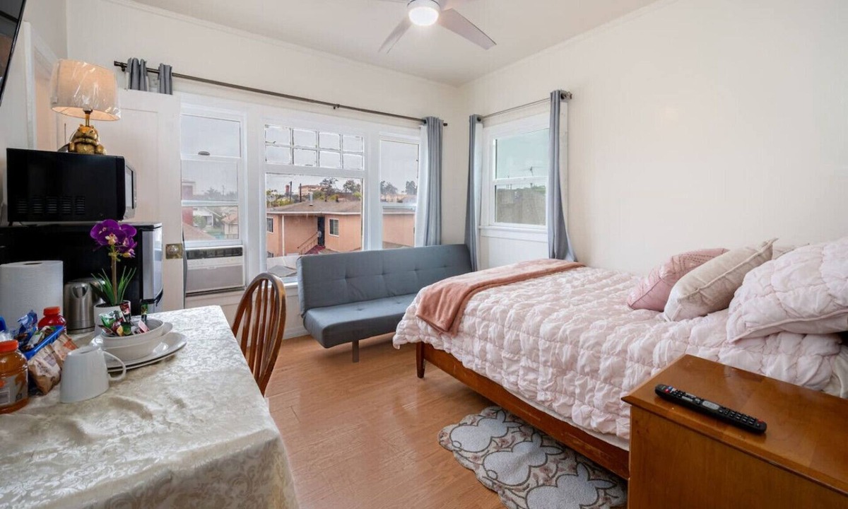 Boyle Heights Apartment | Comfy Studio Near Downtown LA * AC * WIFI * Snacks