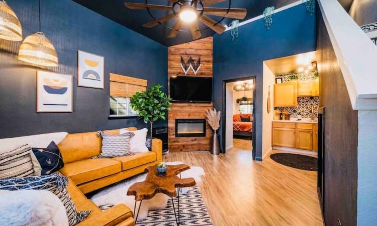 Sierra Village House | Compass EAST! A Boho Bungalow Fast Wi-Fi A/C