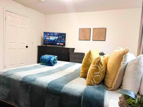 Cathedral City House | Concepcion Room 5- Queen Deluxe