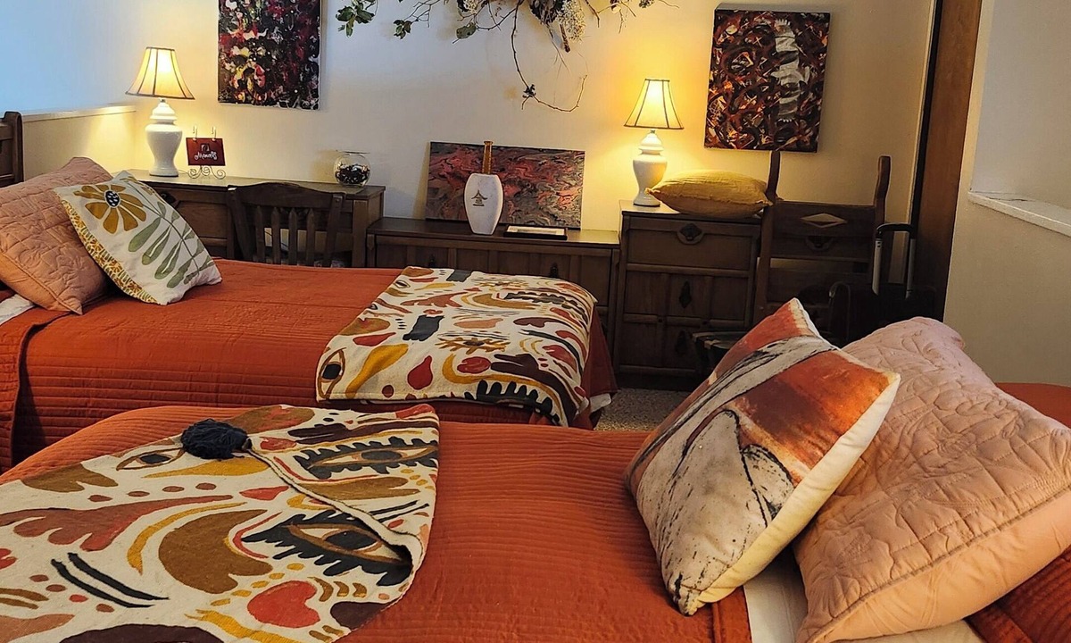Otter Rock Condo | Condo.1 BR, 2 Bath ocean below! Come, cozy into our "NEST" "The Eagles Nest"