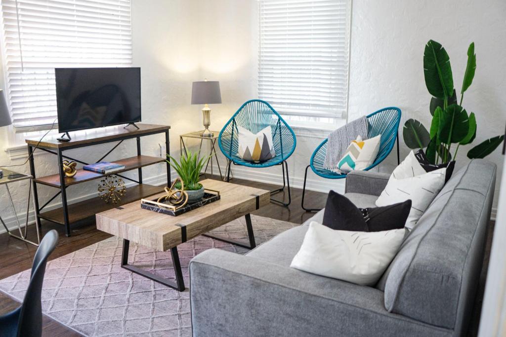 East Village Apartment | Condo- Downtown Long Beach -Convention -Queen Mary