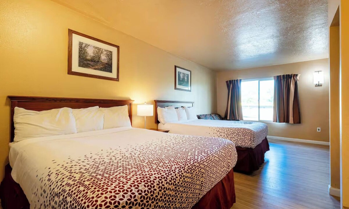 Madras Hotel | Convenient Room Near Indian Head Casino – Pet-Friendly & Free Parking