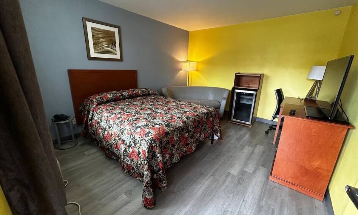 Longview Hotel | Convenient Room Near St. John Medical Center + Free Private Parking