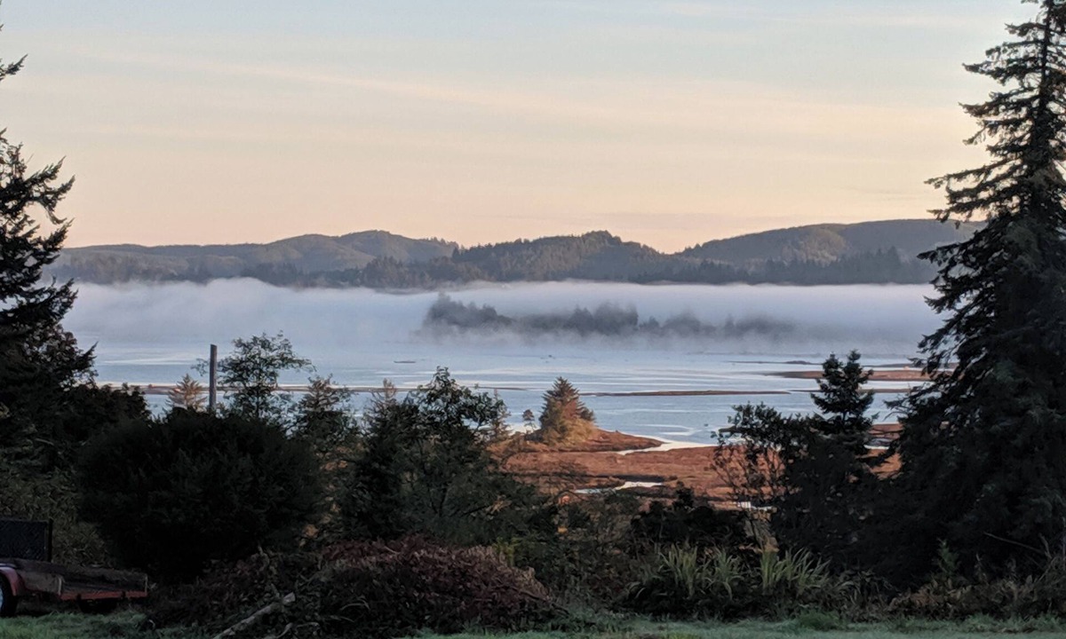 Coos Bay Apartment | Coos Bay View 2-bedroom apartment with bonus third room