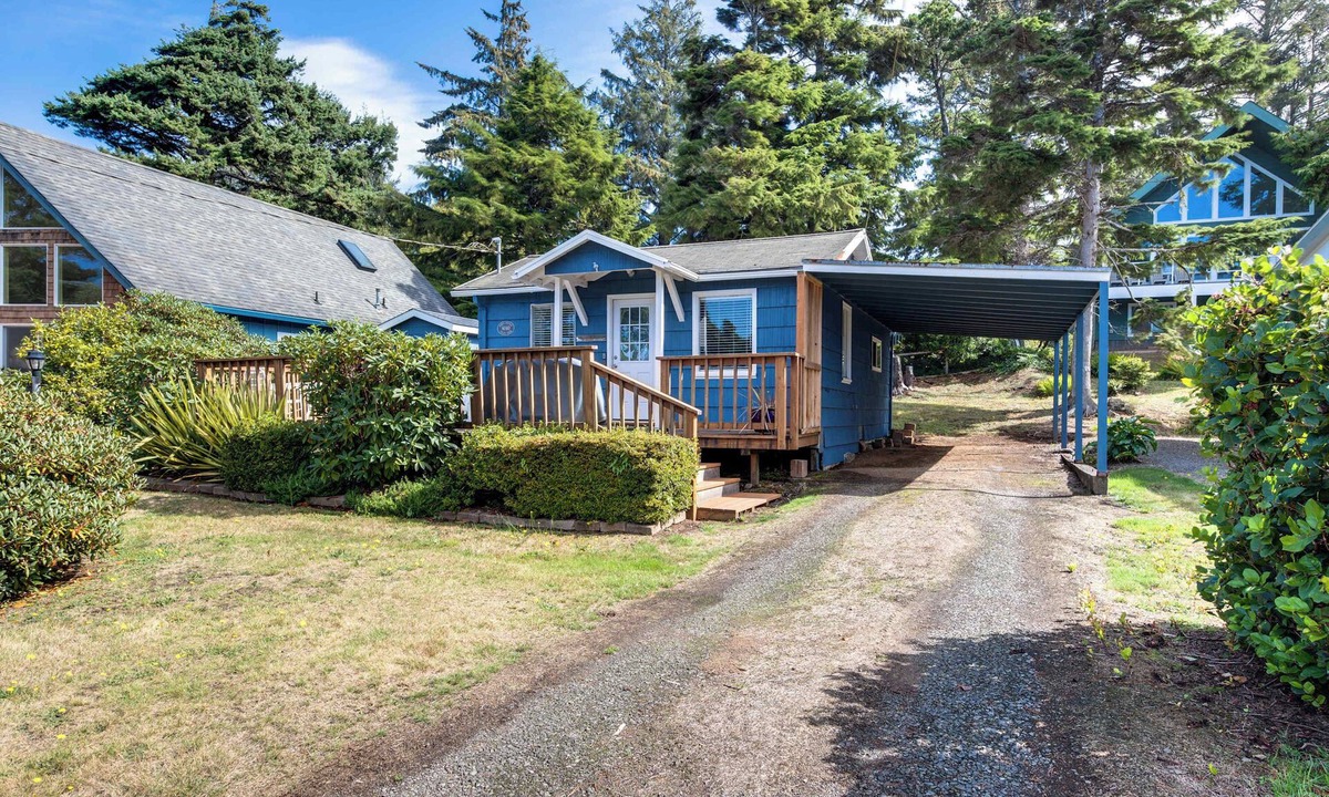Gleneden Beach House | Cottage near the beach perfect for a couple with deck grill and fireplace