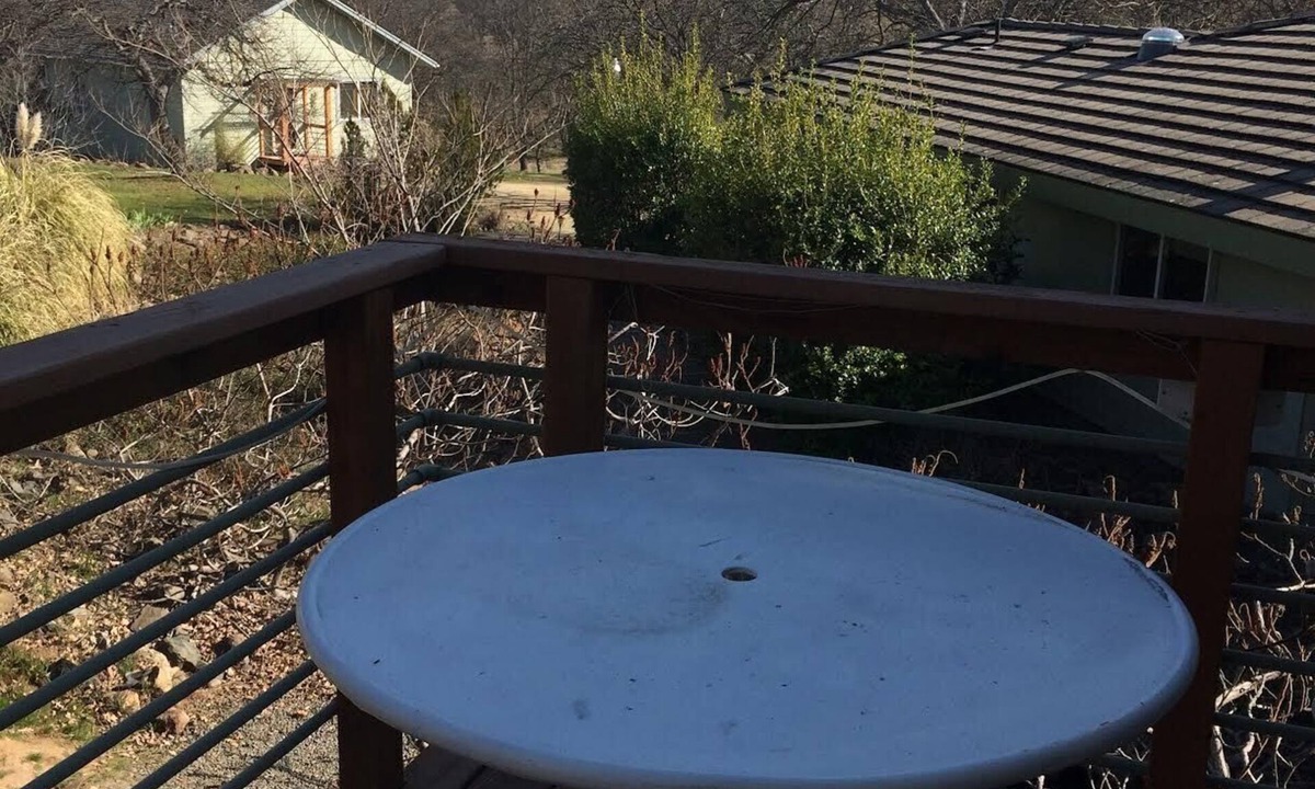 Ashland Apartment | Country Setting, five minute drive to Ashland close to Emigrant Lake