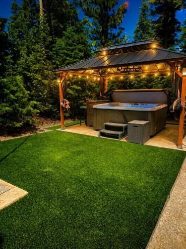 Meadow View Heights House | Covered Hot Tub Getaway Sleeps 9