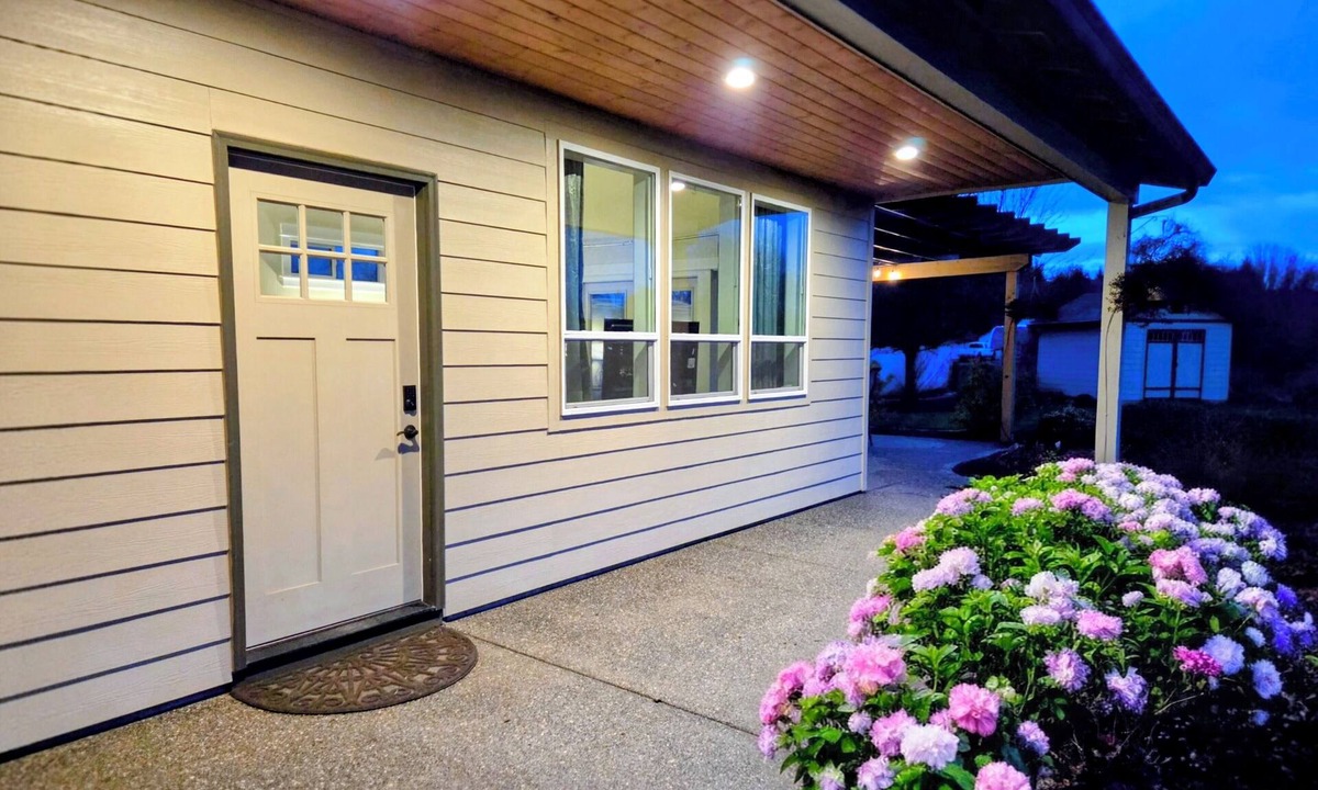 Meadow Glade Apartment | Cozy 1-bedroom cottage with private entrance in charming Battle Ground