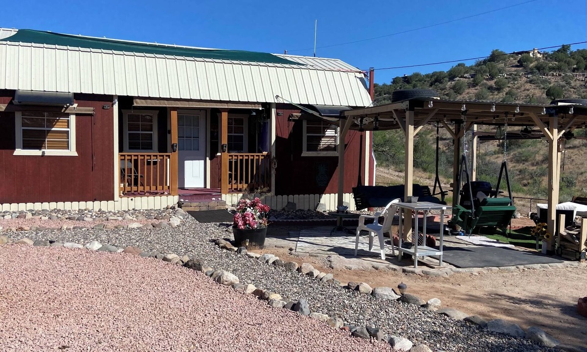 Lake Montezuma Cottage | Cozy 1 bedroom Tiny-Home in welcoming Lake Montezuma with AC & attached pergola.