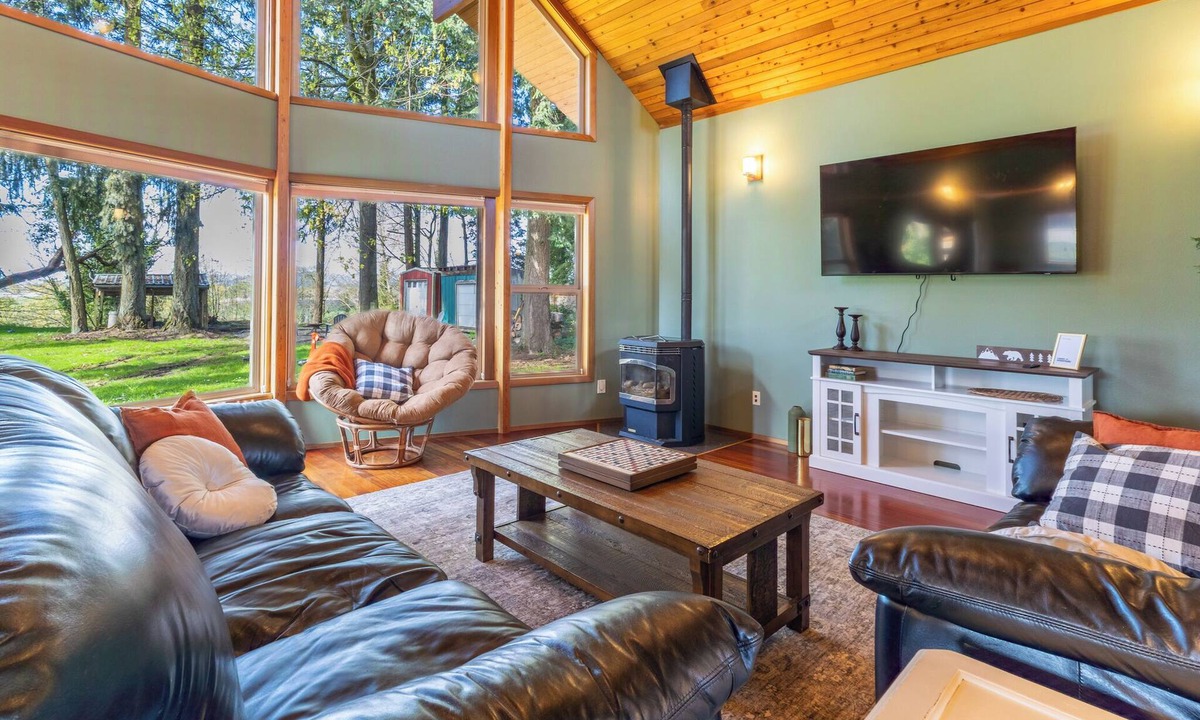 Newberg Cabin | Cozy 2-bedroom cabin on the river in Newberg