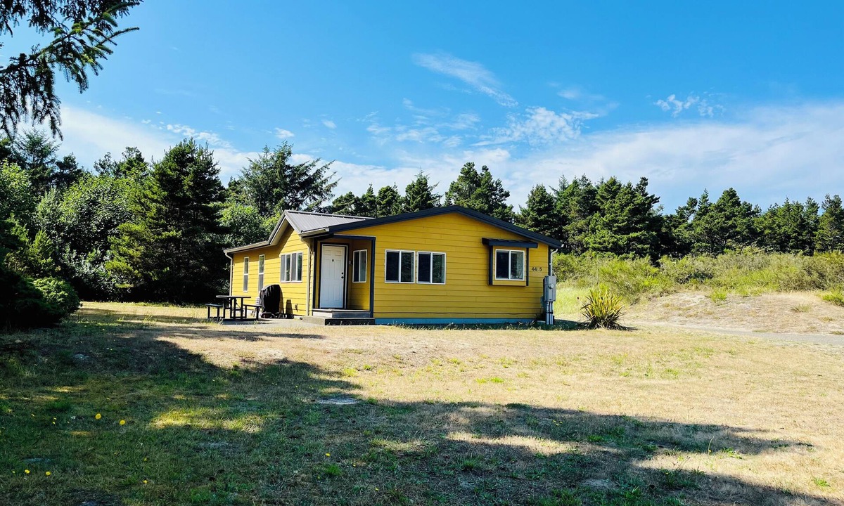 Westport House | Cozy 2-bedroom house in Westport, 5 minute walk to beach