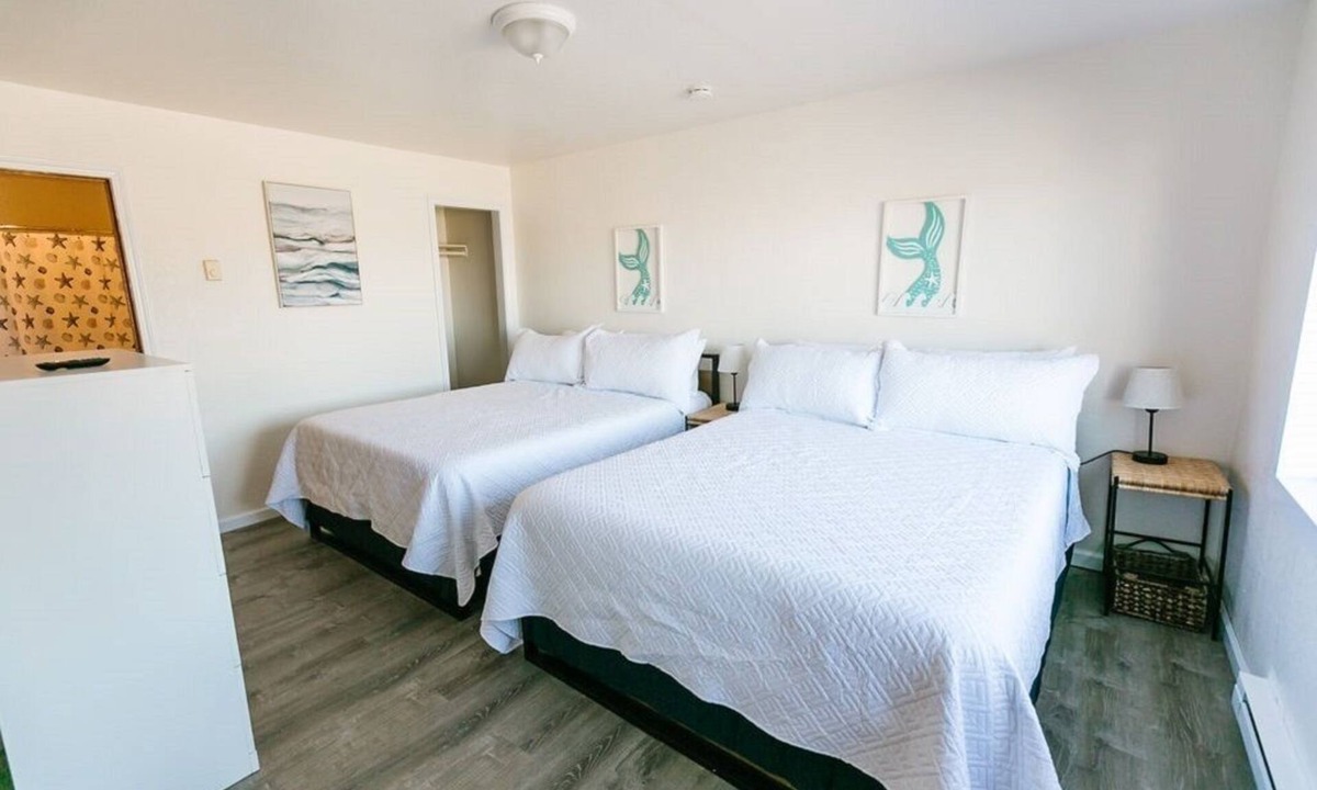 Crescent City Condo | Cozy 2 Bedroom with Full Kitchen One Block from the Ocean!