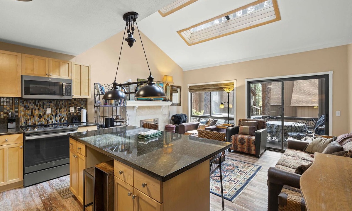Incline Village Condo | Cozy 2BR Incline Village Condo w/Hot Tub