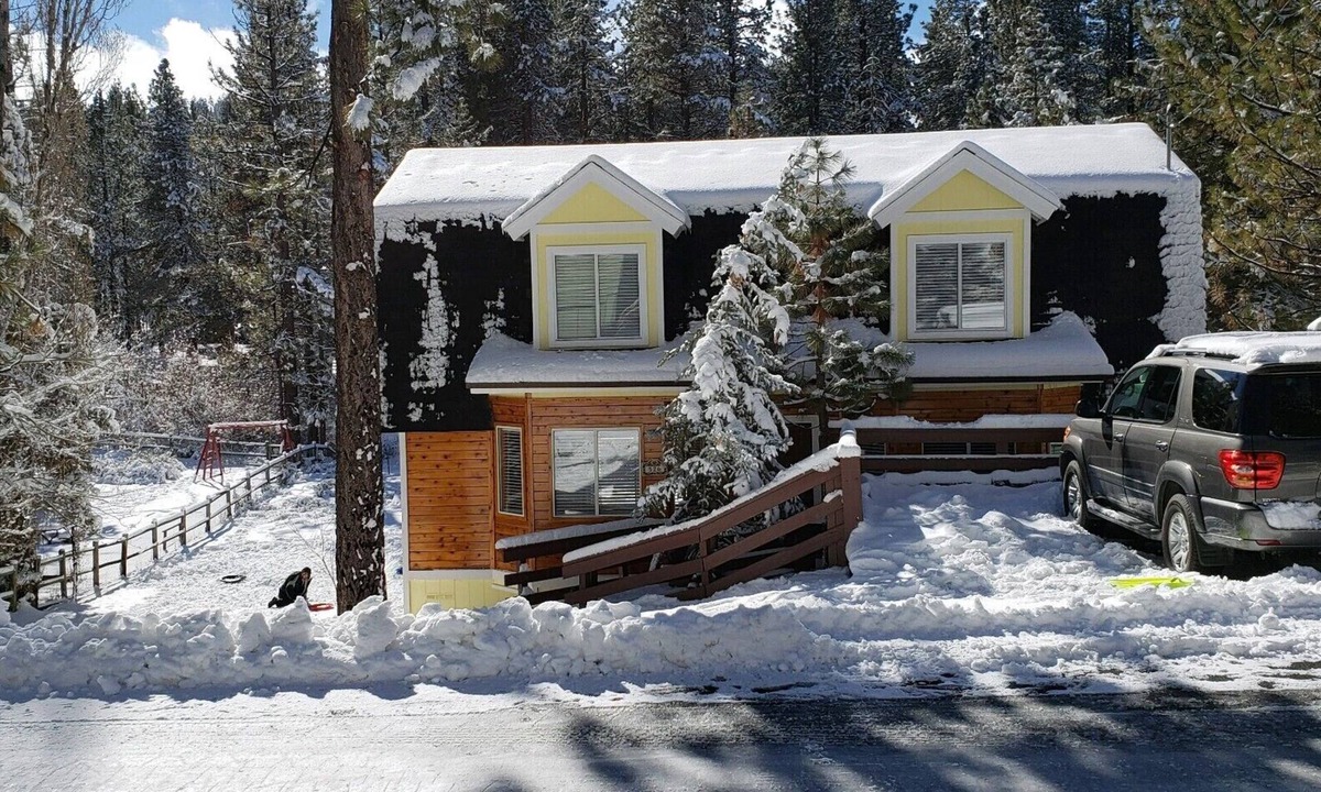 Evergreen Estates Cabin | Cozy 3-bedroom cabin in charming Big Bear Lake with WiFi